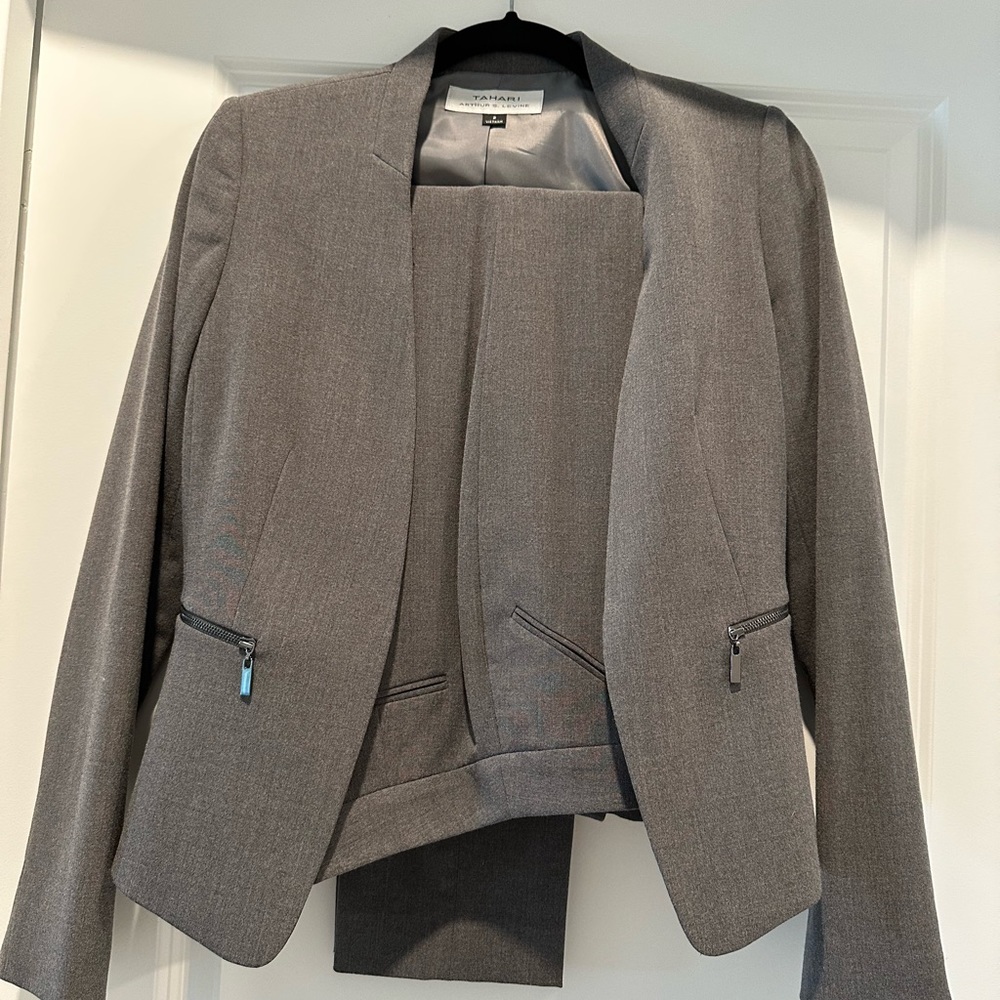 Grey Tahari Suit Jacket and Pants Set - Size 2
